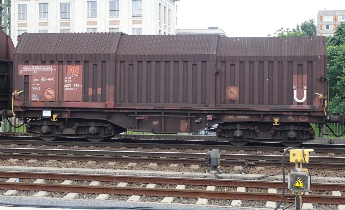 Neben mehreren Wagen mit Schiebeplane lief in einem kurzen Güterzug Richtung Bad Schandau/Tschechische Grenze auch dieser Teleskop-Hauben Wagen Typ Shimmns-u 708. Wagennummer 31 RIV 80 D-DB 4671 556-7. Laut MIB-Güterwagen der DB-AG ist das große U auf der rechten Haube ein Kennzeichen dafür, das die Lademulden des Wagens auch für Aluminium-Coils hergerichtet sind. Gesehen am 11.6.2016 in Dresden Hbf.