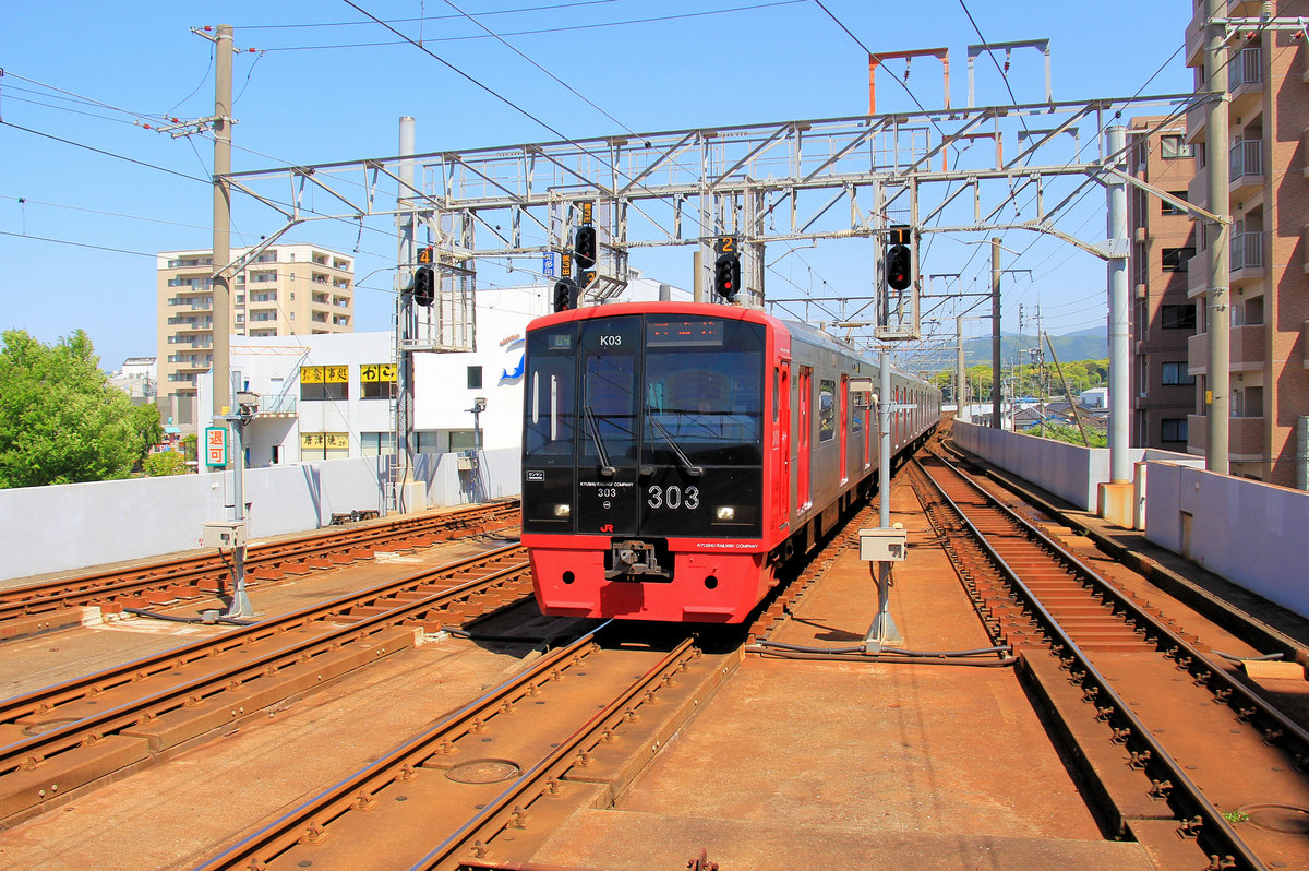 Neben den neuen Zügen Serie 305 gibt es noch drei von 1999 stammende Züge Serie 303, die von der Stadt Karatsu an der Nordküste von Kyûshû nach Fukuoka und die dortige U-Bahn durchfahren. (Die noch älteren Serie 103-1500 verkehren nicht mehr bis in die U-Bahn). Im Bild fährt Zug 303-3 in Karatsu ein. 4.Mai 2016. Zug 303-3 ist in einem der furchtbaren Regenstürme am 6.Juli 2018 in einen Bergsturz gefahren und schwer entgleist.   