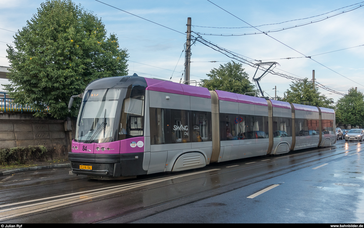 Neben den Occasions-Fahrzeugen KT4D aus Berlin und KT4DM aus Potsdam, besitzt die Strassenbahn Cluj-Napoca 4 neue Niederflurtrams des Typs PESA Swing. Ab nächstem Jahr sollen 22 weitere solche Triebwagen die Berliner KT4D ablösen. Wagen 84 befindet sich am 10. Juli 2018 auf der Linie 102 am Bahnhofsplatz.