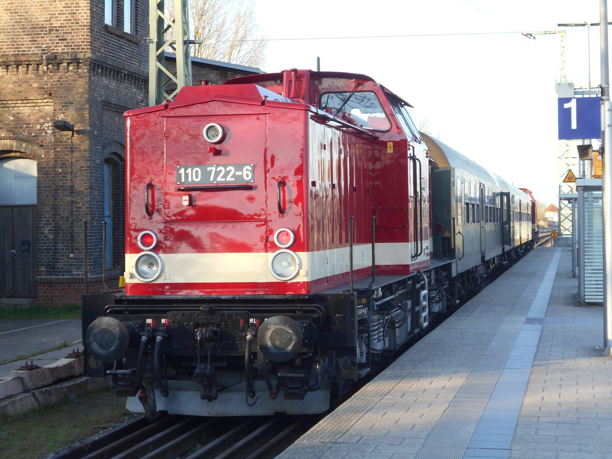 Neben der PRESS 112 565 fährt auch die PRESS 110 722,im Sandwich auf der KBS 198, mit.Aufnahme in Bergen/Rügen am 10.April 2019.