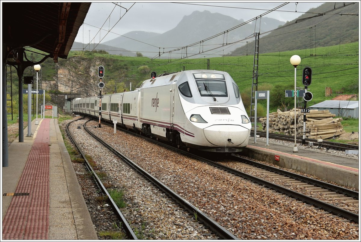 Neben reichlich Güterverkehr gibt es wenige Personenzüge auf der Pajaresstrecke. ARCO4111 aus Castello fährt via Madrid und León nach Gijón und passiert hier Busdongo, den auf 1236m Höhe höchsten Bahnhof der Linie. (25.05.2016)