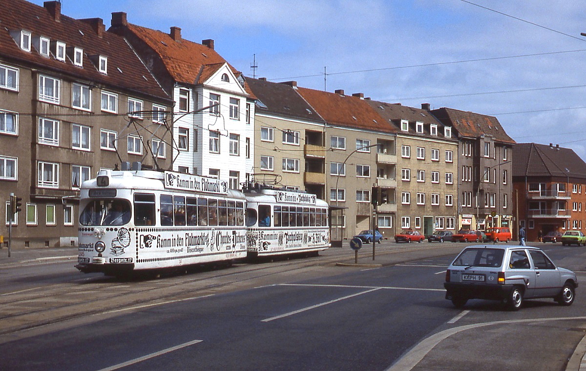 Neben den Sechsachsern mit zweiachsigem Beiwagen setzte die Kieler Straßenbahn bis zur Betriebseinstellung auch festgekuppelte Großraumwagen ein, wie hier mit dem führenden Tw 245 auf der Schönberger Straße in Wellingdorf am 27.04.1985