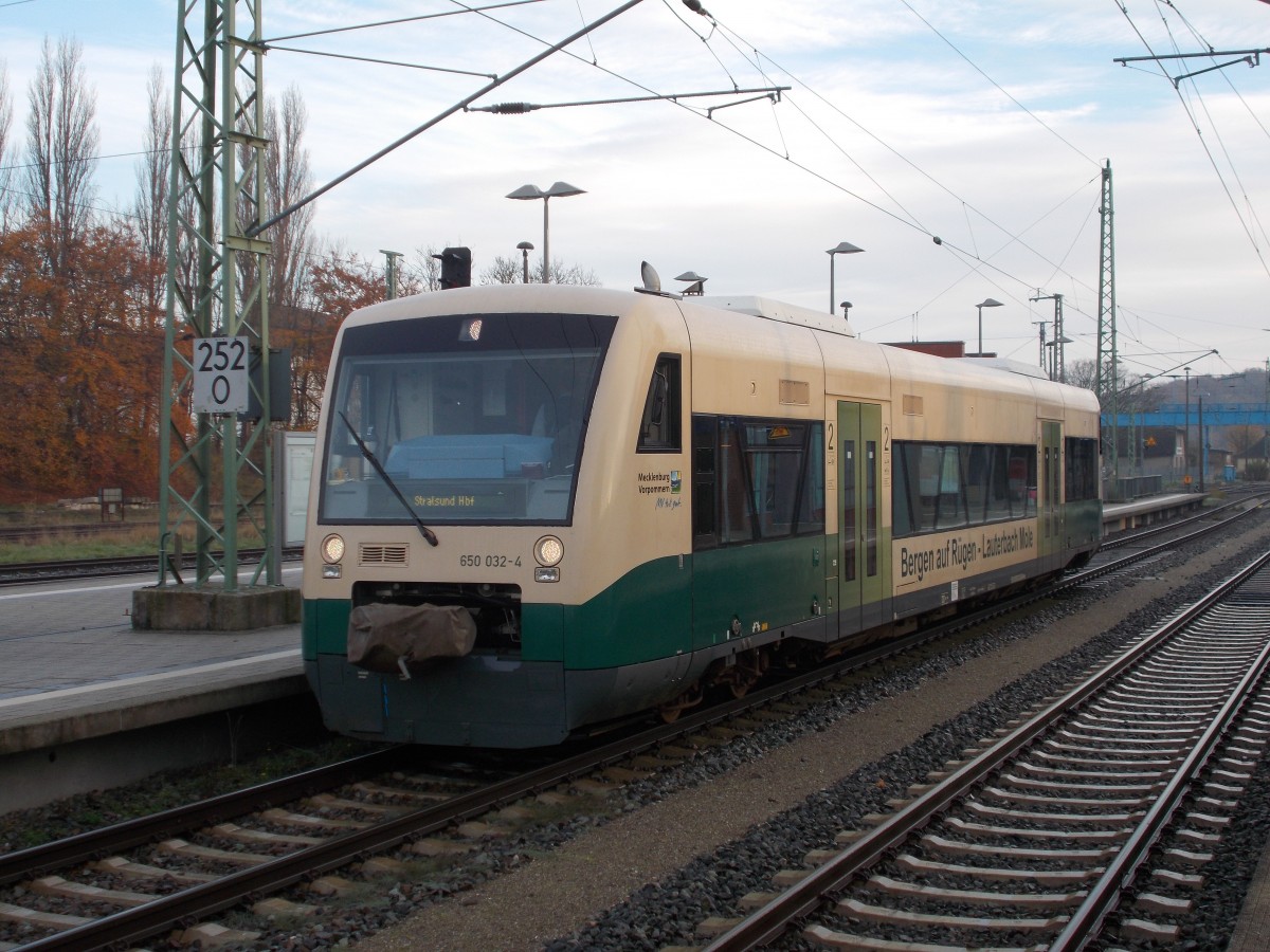 Neben seiner Stammstrecke nach Lauterbach Mole durfte der PRESS VT650 032,am 09.November 2014 von Bergen/Rügen nach Stralsund(und zurück) als planmäßigen RE befahren.Hier vor der Abfahrt nach Stralsund in Bergen/Rügen.