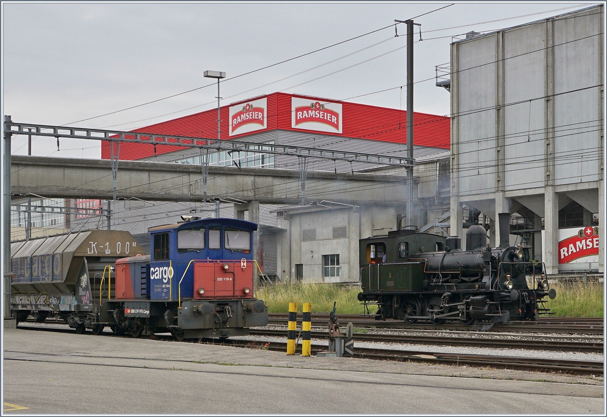 Neben der SNCF 141 R 1244 kam ich gestern auch den Genuss die kleine ST E 3/3 N° 5  zu fotografieren. Hier huscht die E 3/3 N° 5  Tigerli  (UIC 90 85 0008 479-7-1) in Sursee flink über die Gleise, um ihren Zug nach Triengen zum Umfahren und dann bereitzustellen.
Links im Bild der SBB Cargo Tm 232 119-8 (UIC 98 85 5 232 119-8 CH-SBBC) bei seiner Wochenendruhe. 
24. Juni 2018