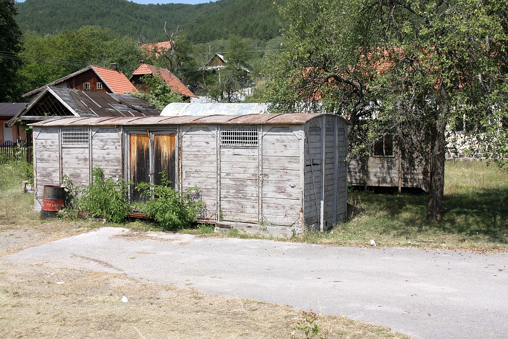 Neben der Stanica Sargan-Vitasi befindet sich auf einer Wiese eine kleine Sammlung von ausgemusterten G�ter- und Personenwagen welche ohne Laufwerk als H�tten verwendet werden. - Im Bild vom 12.August 2026 ein ehemaliger gedeckter G�terwagen �hnlich Bauart G10.