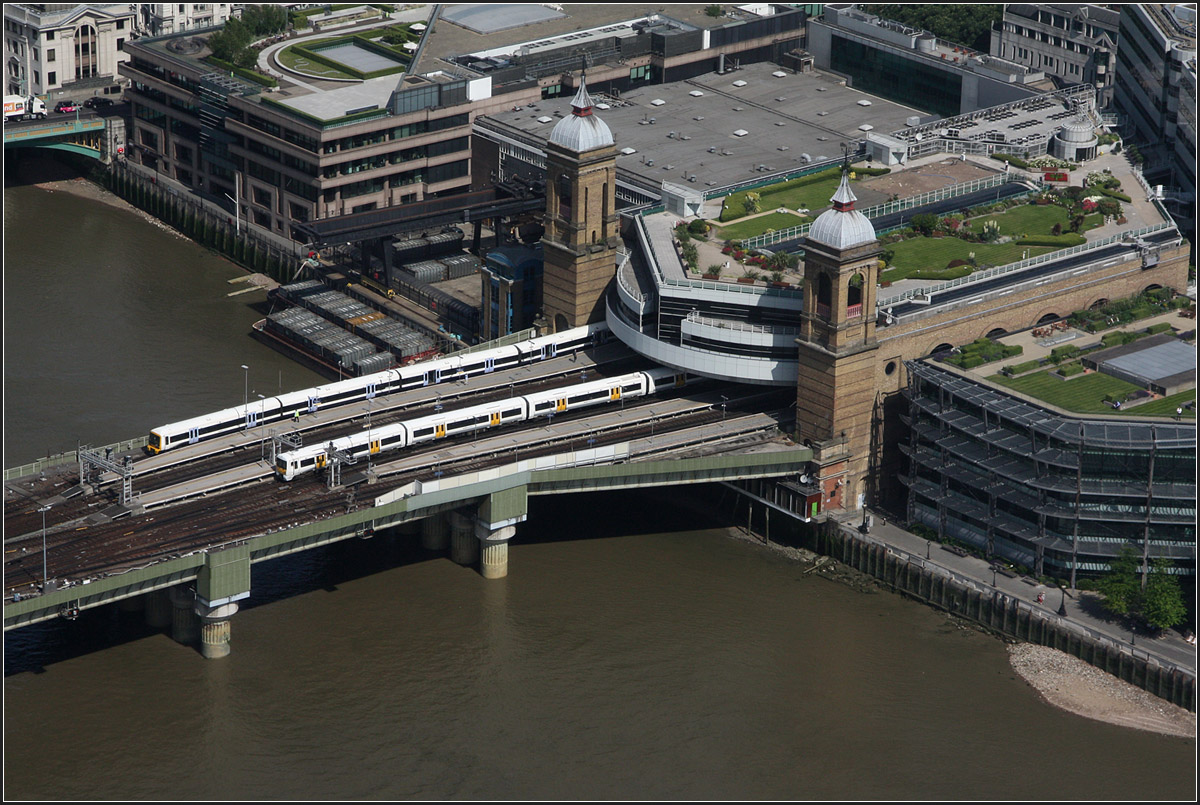 Neben und über der Themse -

Der Bahnhof Cannon Street in der City of London. Der 7-gleisige Kopfbahnhof wird von Zügen der South Eastern bedient. Der Zug mit den blauen Türen ist ein Class 465-Triebzug, der mit den gelben Türen gehört zur Class 376.

01.07.2015 (M) 