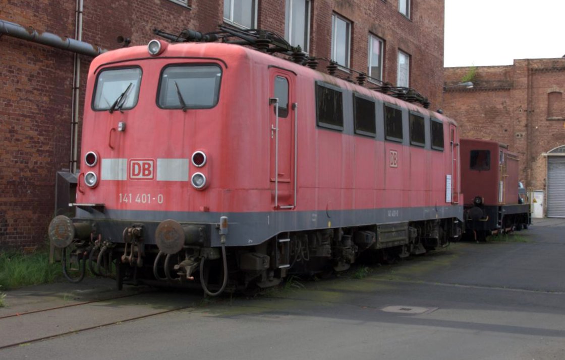 Neben V 36501 hat inzwischen die ehemals für die DB gebaute Henschel Lok 141401 Platz genommen. Am 2.8.2014 stand die Lok im Innenhof mit Zugang zur Museumshalle. Zukünftig soll sie neben anderen Exponaten in einer weiteren Halle des Museums Platz finden.