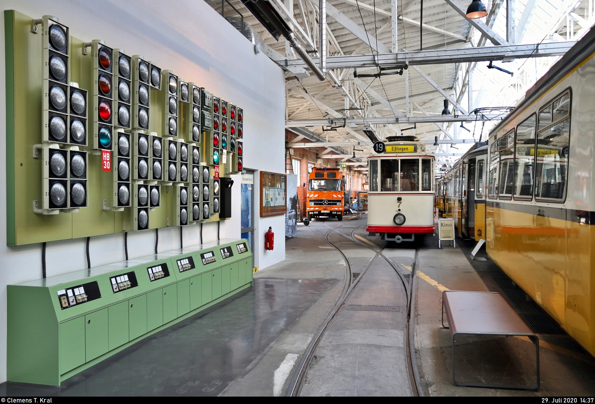 Neben einer Vielzahl von Signalen steht Triebwagen ESS 7, Baujahr 1912, der ehemaligen Eßlinger Städtische Straßenbahn (ESS) im Straßenbahnmuseum Stuttgart.
[29.7.2020 | 14:37 Uhr]