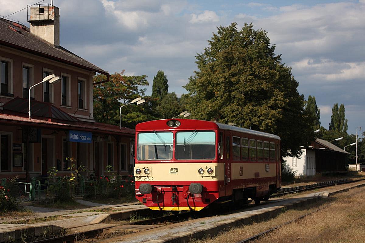 Nebenbahn Idylle pur im Bahnhof Kutna Hora Mesto. 810216 hat Pause und wartet auf seinen nächsten Einsatz am 13.9.2009. 