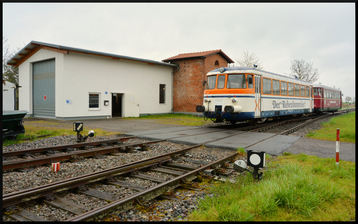 Nebenbahn-Romantik:  Der Rebenbummler  (Eisenbahnfreunde Breisgau, EFB VT 27 mit VT 28) ruht sich während der Mittagspause am verregneten 16.04.2023 in Hüffenhardt vor seinem Winterquartier aus, bevor es wieder auf die Krebsbachtalbahn nach Neckarbischofsheim Nord zu einem weiteren Umlauf geht.