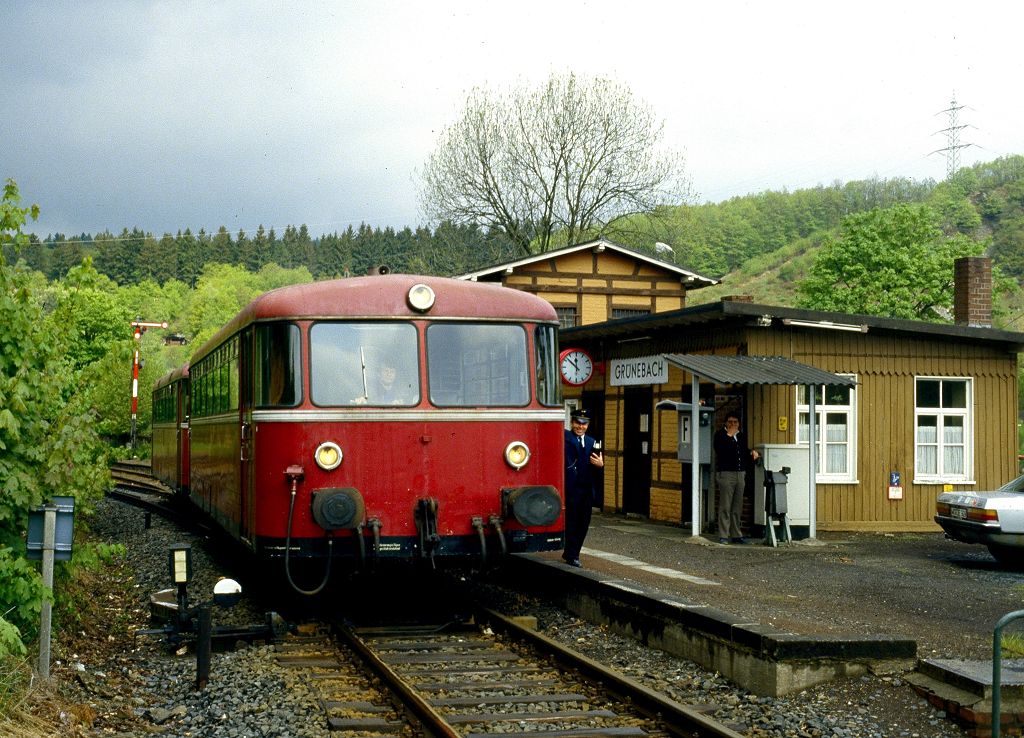 Nebenbahnidyll in Grünebach - kurz vor dem großen Gewitter, aufgenommen am 16.05.1987 mit 798 758 und 998 756