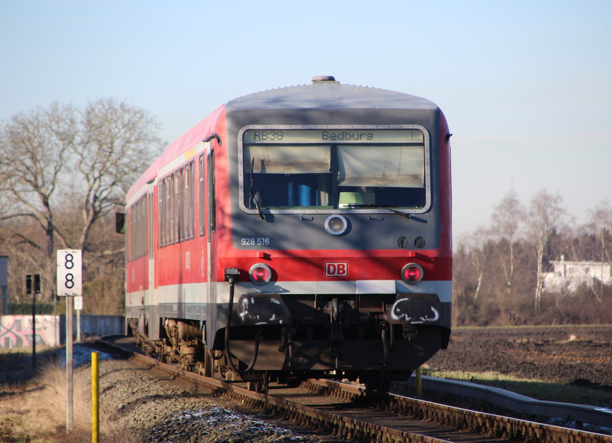 Nebenbahnidylle an der Erftbahn. Nachschuss auf den Beiwagen 928 516 als RB 38 (Horrem - Bedburg).

Bergheim, 19. Januar 2017