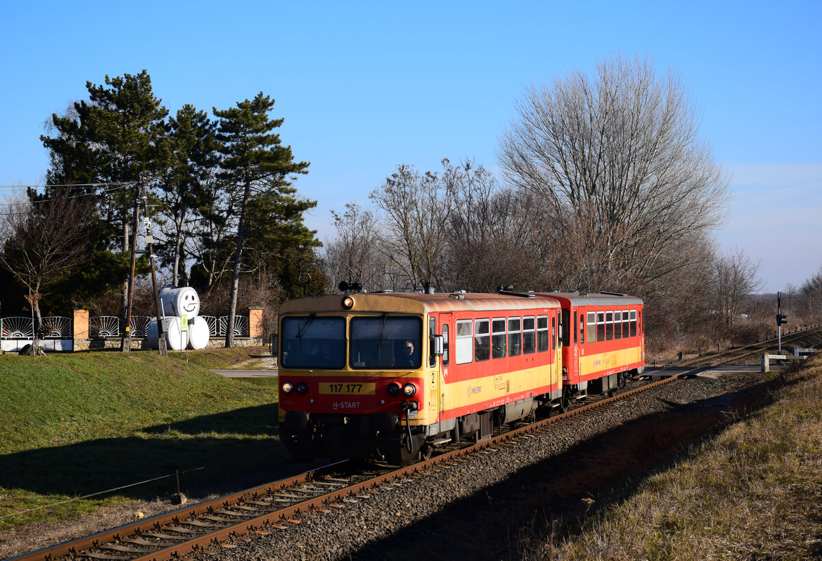 Nebenbahnromantik auf der KBS 10. Die 117 177-er Triebwagen (ex Bzmot) als Regionalzug von Győr (Raab) nach Celldömölk kurz vor Bf. Mezőlak.
Mezőlak, 16.01.2022.