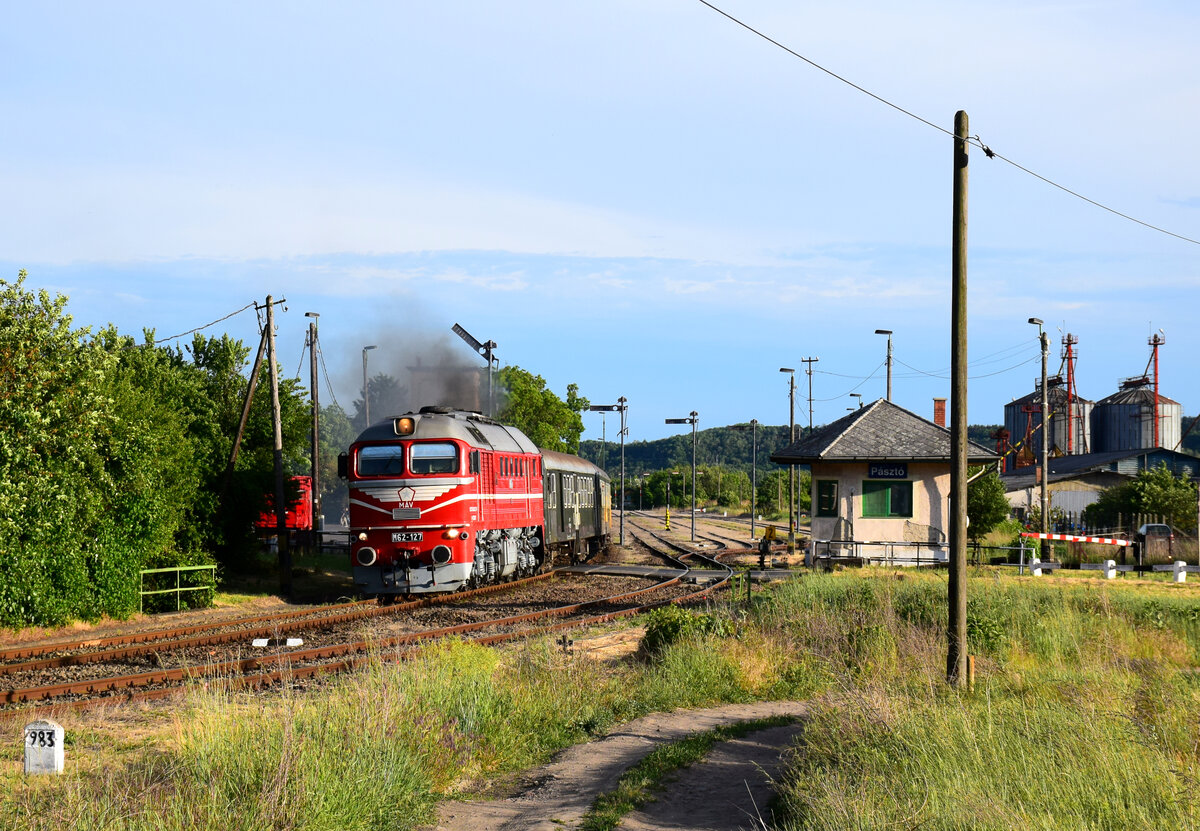 Nebenbahnstimmung auf der Strecke 81 der MÁV. Eine Zeitreise, wenn die retro-lackierte Taigatrommel M62 127 mit dem Abendzug 5818 den Bahnhof Pásztó verlässt.
Pásztó, 28.05.2022.