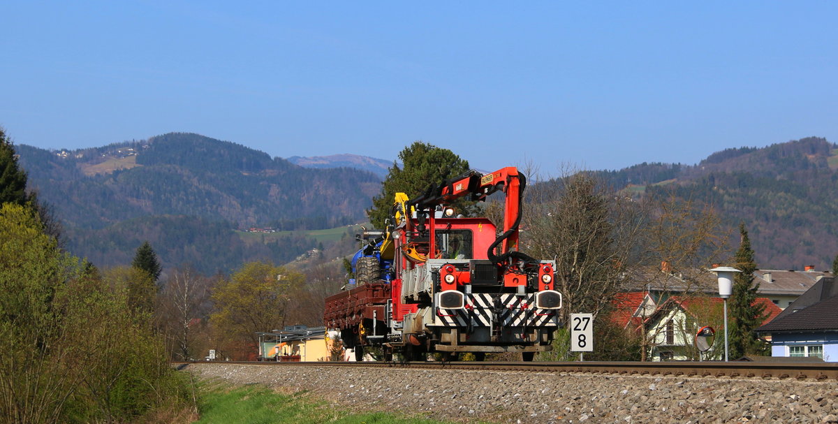 Nebenfahrten sind auf der Graz Köflacher Eisenbahn immer wieder anzutreffen . 
Hier am 28.04.2017 verkehrt DM 100.2 mit einem Wagen des Typs KS zwischen Deutschlandsberg und Frauental Bad Gams. 