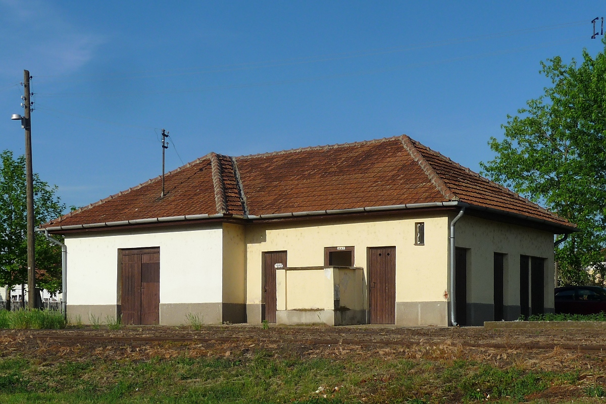 Nebengebäude der Station Nagyhalasz der 2009 stillgelegten Schmalspurstrecke von Nyiregyhaza nach Dombrad und Balsa, 29. ‎Mai ‎2016 