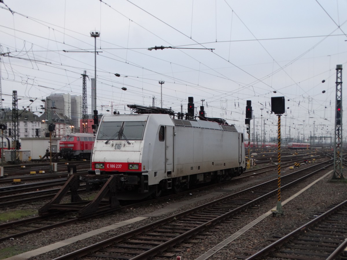 Nederlandse Spoorwegen 186 237 (91 80 6186 237-4 D-NS) am 30.12.15 in Frankfurt am Main Hbf vom Bahnsteig aus fotografiert. Wie ich mitbekommen habe fährt diese Lok Nachtzüge 