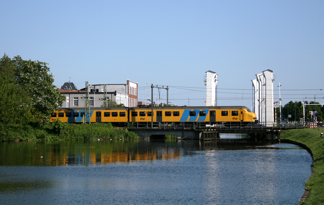 Nederlandse Spoorwegen 900 überquert in Helmond einen Kanal bei besten Wetterverhältnissen.
Aufnahmedatum: 3. Juni 2010