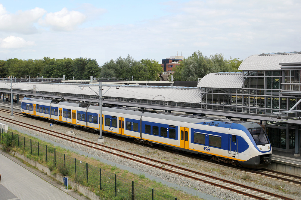 Nederlandse Spoorwegen-Triebzug 2455 am 6. September 2015 im Bahnhof s'-Hertogenbosch.
