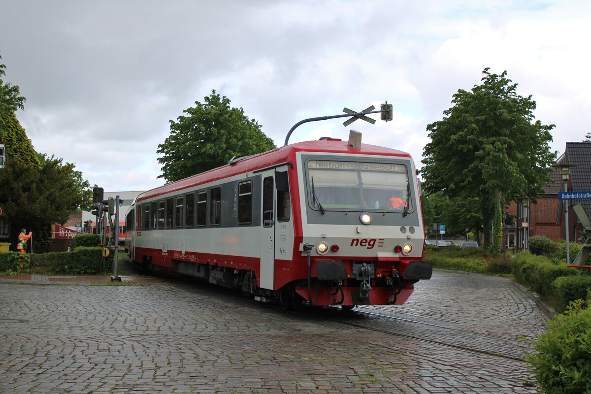 neg 628 071-2 passiert hier gerade den Bahnübergang zwischen Niebüll neg und Niebüll DB. (30.05.2022)