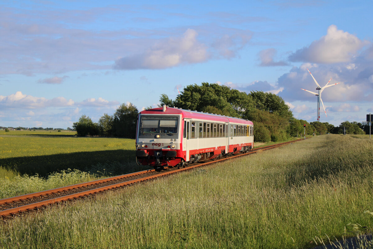 neg 628 071-2 verlässt den Betriebsbahnhof Blocksberg auf seiner Fahrt von Dagebüll Mole nach Niebüll. (30.05.2022)