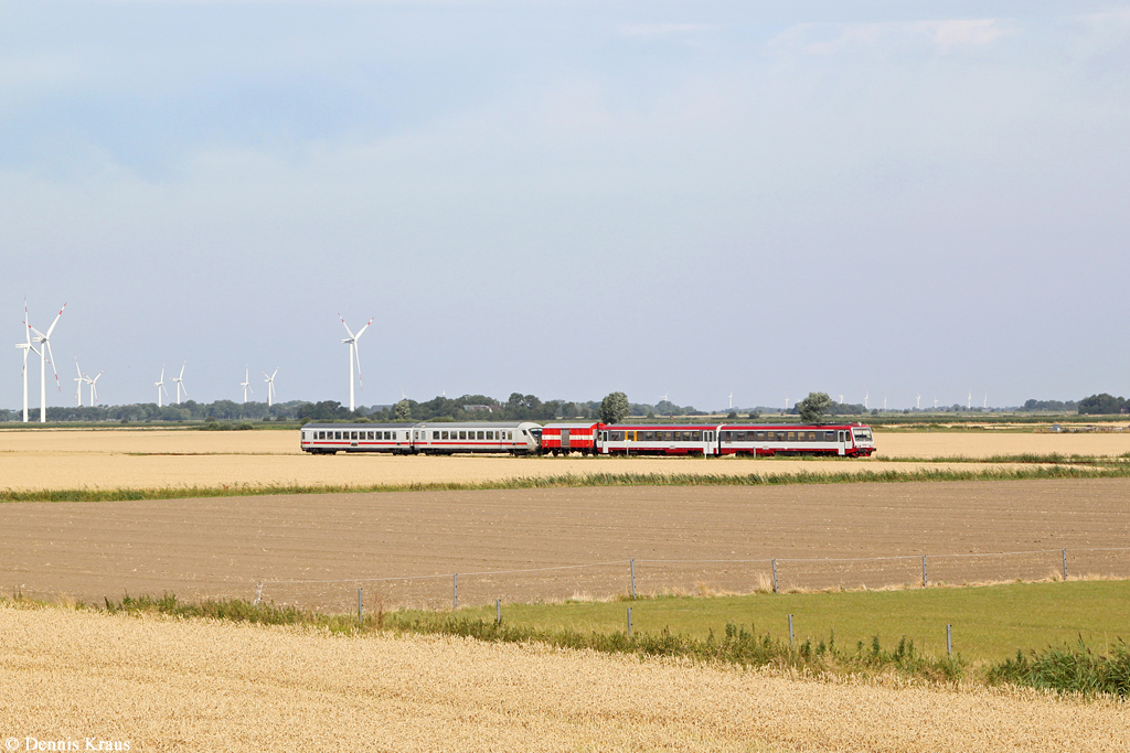NEG 628 mit zwei IC Kurswagen am 25.07.2014 zwischen Dagebüll und Niebüll.