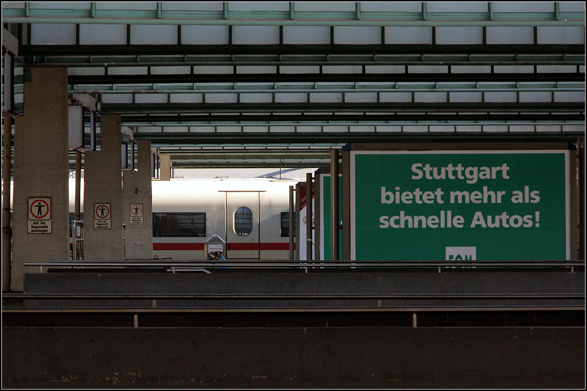 Nein -

... ein Lichtblick sind auch die schnellen Züge. Vielleicht um auch schnell weg zu kommen...

Stuttgart Hbf, 22.02.2012 (M)