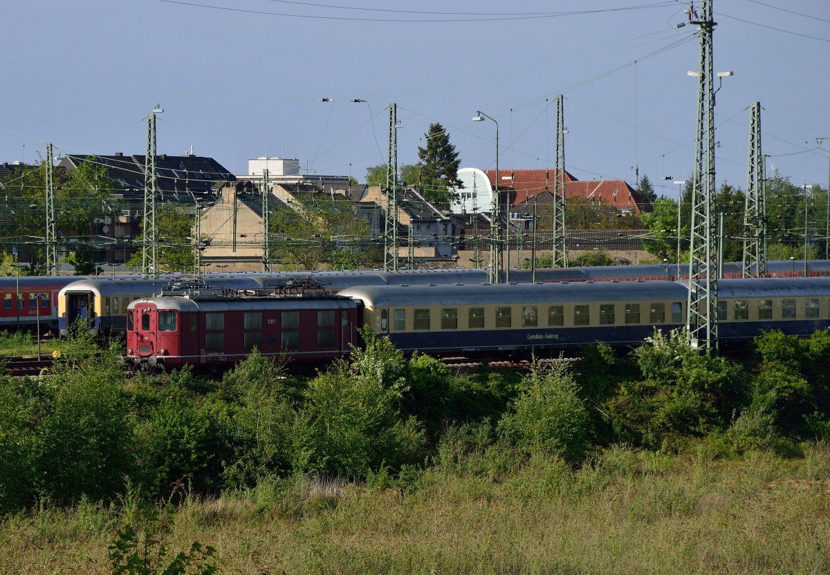 Nein auch wenn bei der DB AG Streiktag ist,
aber die CBB 10019 ist hier regulär im Mönchengladbacher Hbf abgestellt.
Denn von hier aus fahren sie Sonderzüge mit den Wagen und den Lokomotiven.
Heute steht sie an der ehemaligen Ortsgüteranlage mit einem Sonderzug.
Mönchengladbach den 7.5.2015
