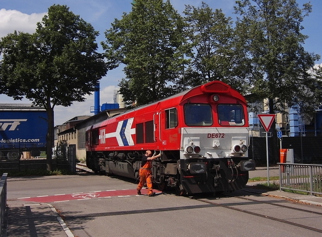 Nein, er schiebt nicht - Nachdem der Bahnmitarbeiter die Staenberquerung gesichert hatte, stieg er auf bzw. in die DE 672 der HGK, die zur Abholung der leeren Kesselwagen in das Tanklager im Industriegebiet Ulm-Donautal fhrt (15.08.2013).