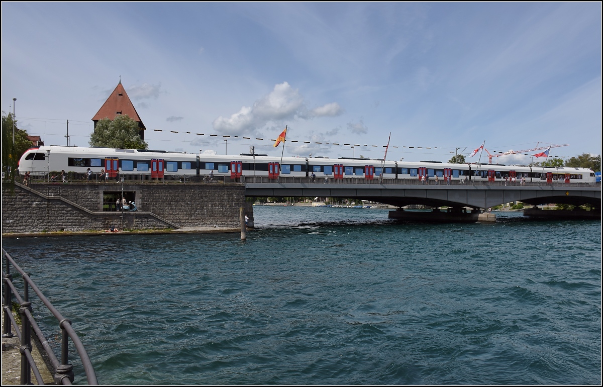 Nein, es ist nicht der neue Seehas mit erweitertem Platzangebot. Hier wird der neue TiLo Richtung Ulm geschleppt. RABe 524 301 auf der Rheinbrücke in Konstanz. August 2019.