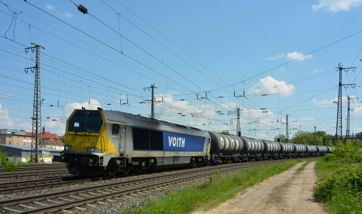 Nein, es war nicht die  Fotowolke vom Dienst , die die Stock 264 001 abgedunkelt hat, sondern Ruß! Nach einem kurzen Halt am Einfahrtsignal Ost beschleunigt die VOITH Maxima 40 CC am  09.05.2022 ihren Kesselwagenzug aus Richtung Treuchtlingen erstaunlich leise in den Würzburger Hbf.