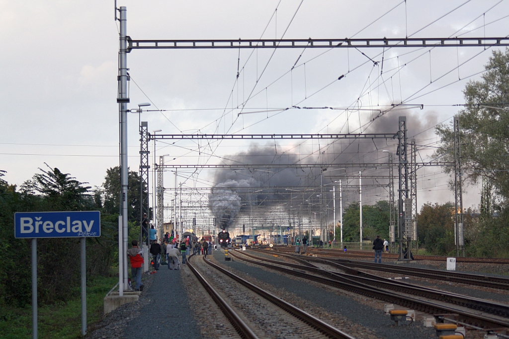 Nein, das ist kein Großbrand im Bf. Breclav. - Das sind bloss die ÖSEK 310.23 und 109.13, welche sich am 27.September 2014 anschicken den SR 17457 nach Wien Praterstern zu befördern.