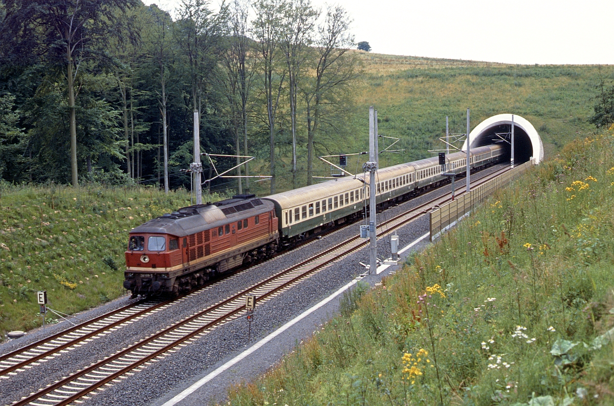Nein, kein Schnellfahrversuch mit 132 035 auf der Schnellfahrstrecke nördlich Kassel. Während der Sanierung der alten Trasse Kassel - Eichenberg im Bereich Kragenhof wurde die in diesem Bereich bereits fertige SFS zur Umleitung benutzt (3.7.1990).