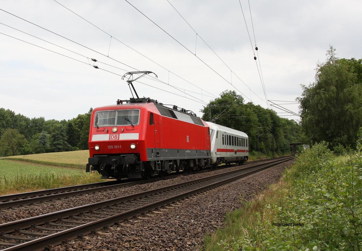 Nein, nein, nicht der kürzeste IC auf der Rollbahn, auch wenn es so ausschaut!
120101 mit Pbz 2451 am 2.7.2014 bei Hasbergen in Richtung Münster!