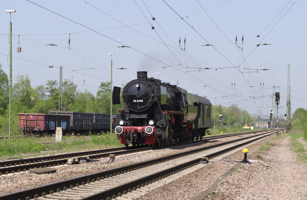 Nein, noch kein Dampfspektakel aber schon ein leichter Vorgeschmack. 52 6106 der Vulkan-Eifel-Bahn ist auf Überführungsfahrt von Gerolstein durch das Saartal und die Pfalz nach Stuttgart. Am 22.04.2018 zieht sie den Feurigen Elias von Stuttgart nach Heidelberg. Hier rollt die Lok am Stahlwerk Bous vorbei. 21.04.2018.