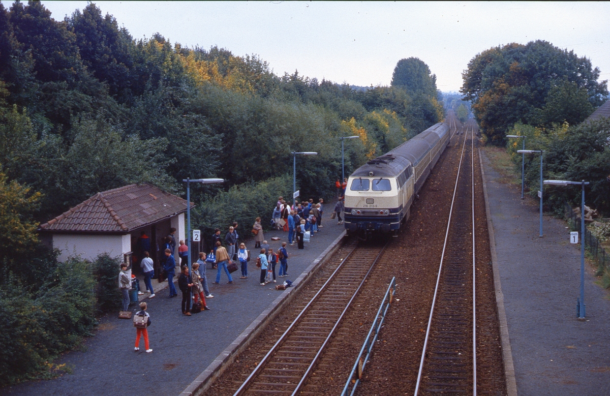 Nein, diese Schüler warten im Oktober 1982 in Korbach-Süd nicht auf den E 2328 Bad Wildungen - Amsterdam (mit 216 213), der hier durchfährt, sondern auf den kurz darauf in der Gegenrichtung verkehrenden Schienenbus.