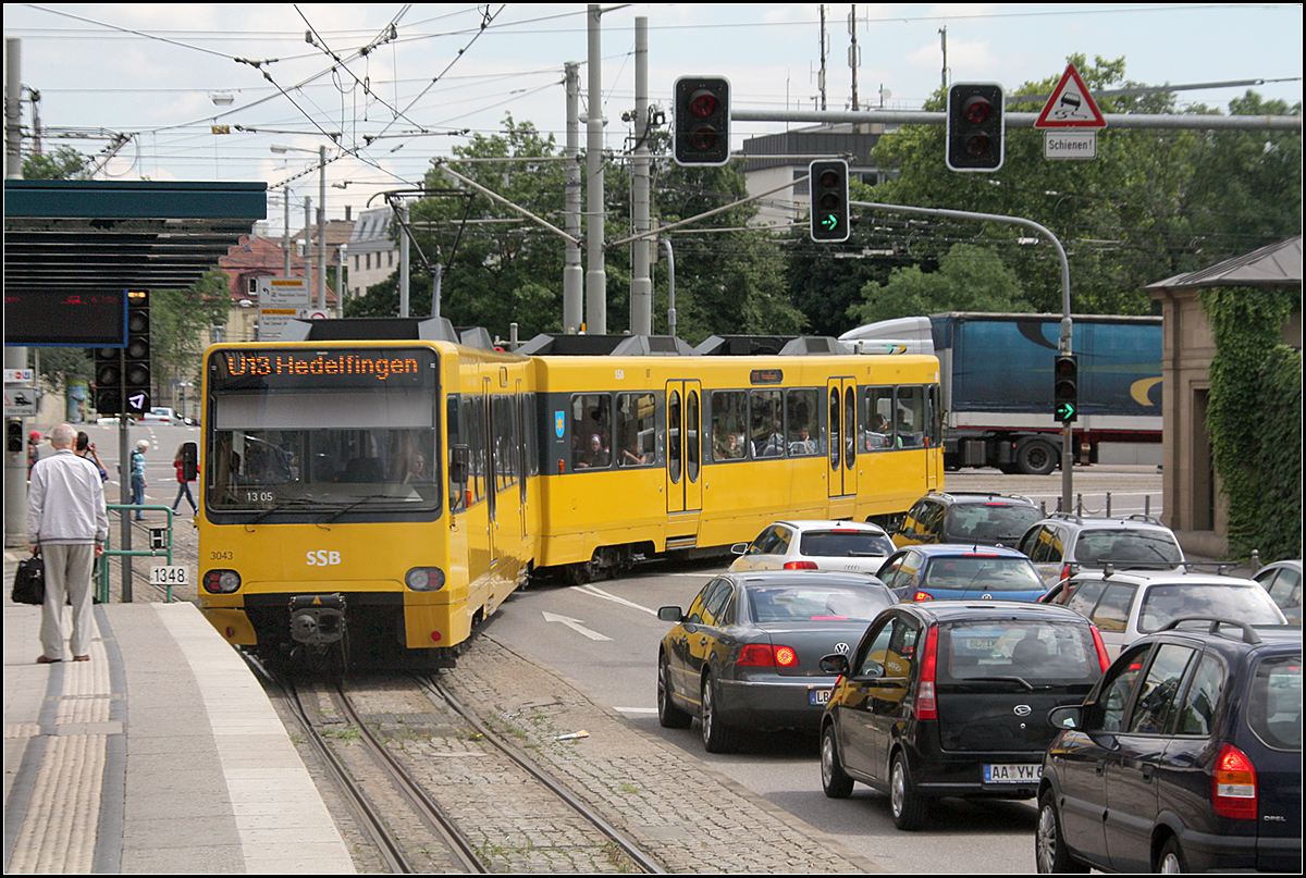 Nein, der Stadtbahnzug -

... ist nicht am Hochbahnsteig entlang geschrammt auch wenn er links unten einen Blechschaden hat. Dieser rührt sicherlich von einem Kontakt mit einem Auto her. Die Bahnsteigkante ist hier natürlich so gestaltet, das auch abbiegende Stadtbahnen dran vorbeikommen.

Der DT8 auf der Linie U3 biegt hier umleitungsbedingt von der Haltestelle Rosensteinbrücke in Richtung Wilhelma ab. Normalerweise würde er hier geradeaus weiterfahren.

30.07.2010 (M)