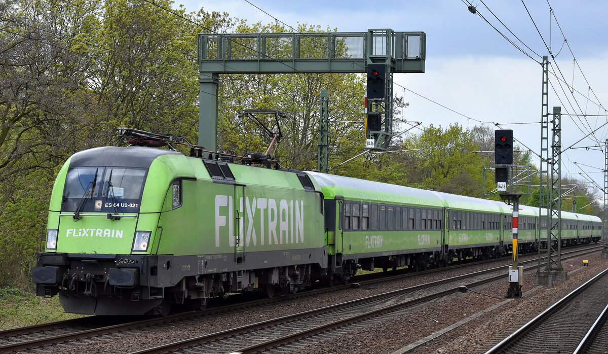 NeS - Netzwerkbahn Sachsen GmbH, Dresden [D] mit dem MRCE Taurus  ES 64 U2-021  [NVR-Nummer: 91 80 6182 521-5 D-DISPO] für Flixtrain mit Wagengarnitur Richtung Bereitstellung Berlin City am 26.04.23 Höhe Bahnhof Berlin Jungfernheide. Im Moment passt das Flixtrain-Grün sehr schön zu den langsam grün werdenden Bäumen im Frühling. 