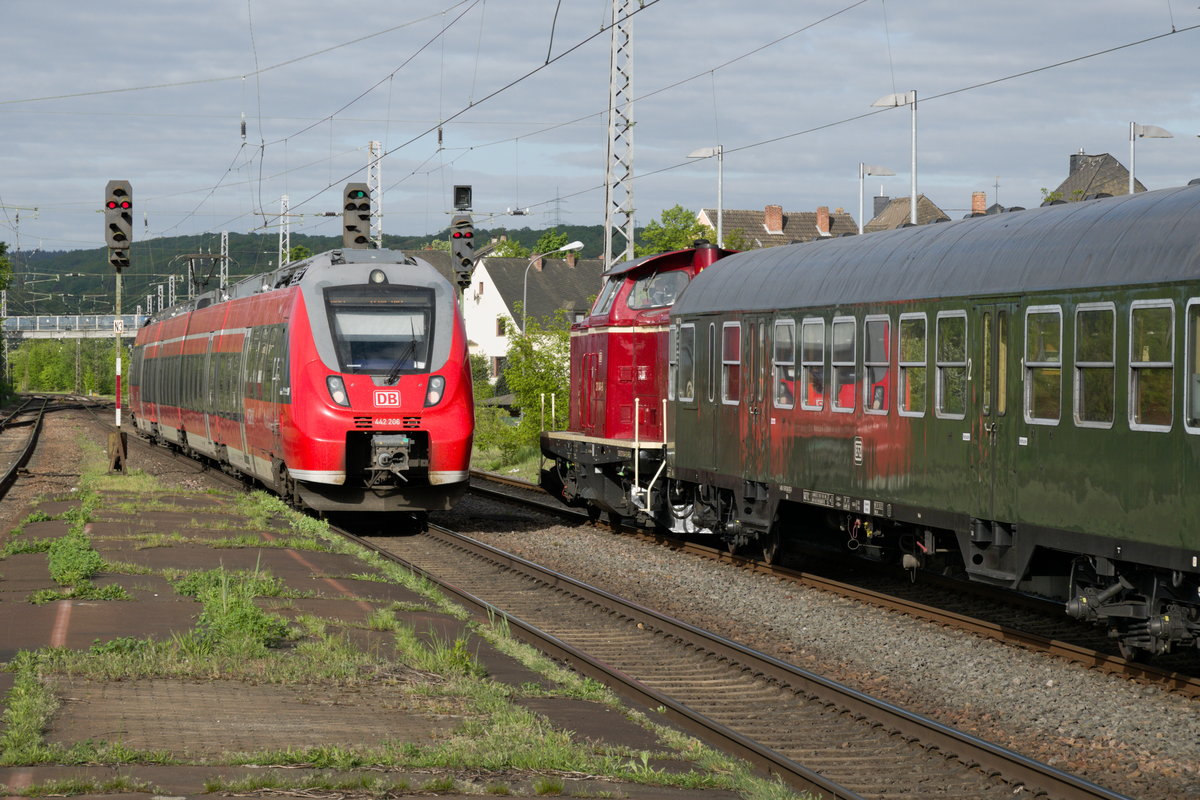 NeSA 211 041 begegnet am 28.4.18 im Rahmen des Dampfspektakel in Wittlich Hbf dem 442 206 als RB nach Trier Hbf.
