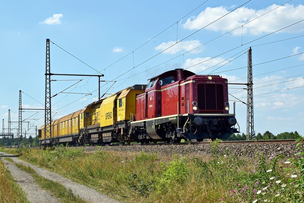 Nesa 211 041 mit Speno-Schienenschleifzug in Richtung Hannover (Dedensen-Gümmer, 16.07.18).