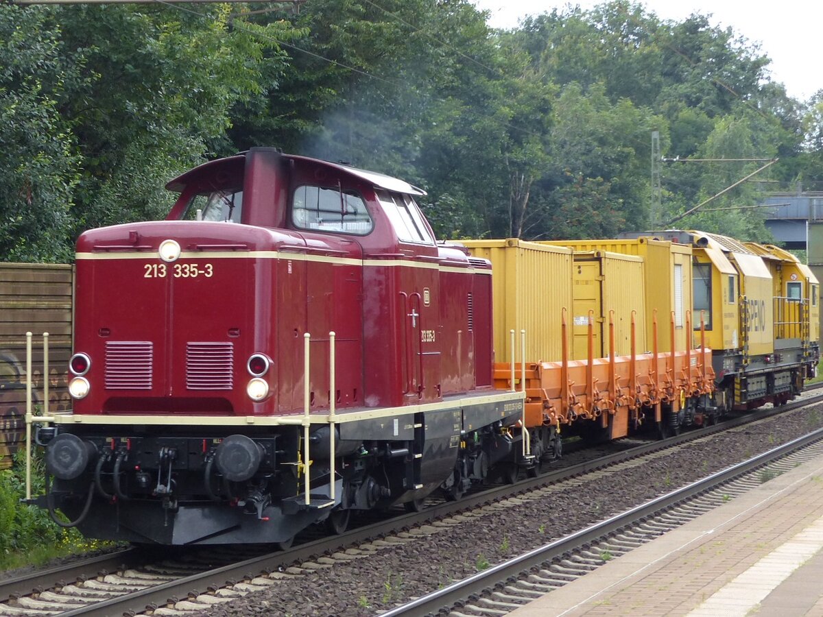 NeSA 213 335 mit u. a. Schienenschleifmaschine in Dedensen=Gümmer, 03.08.21