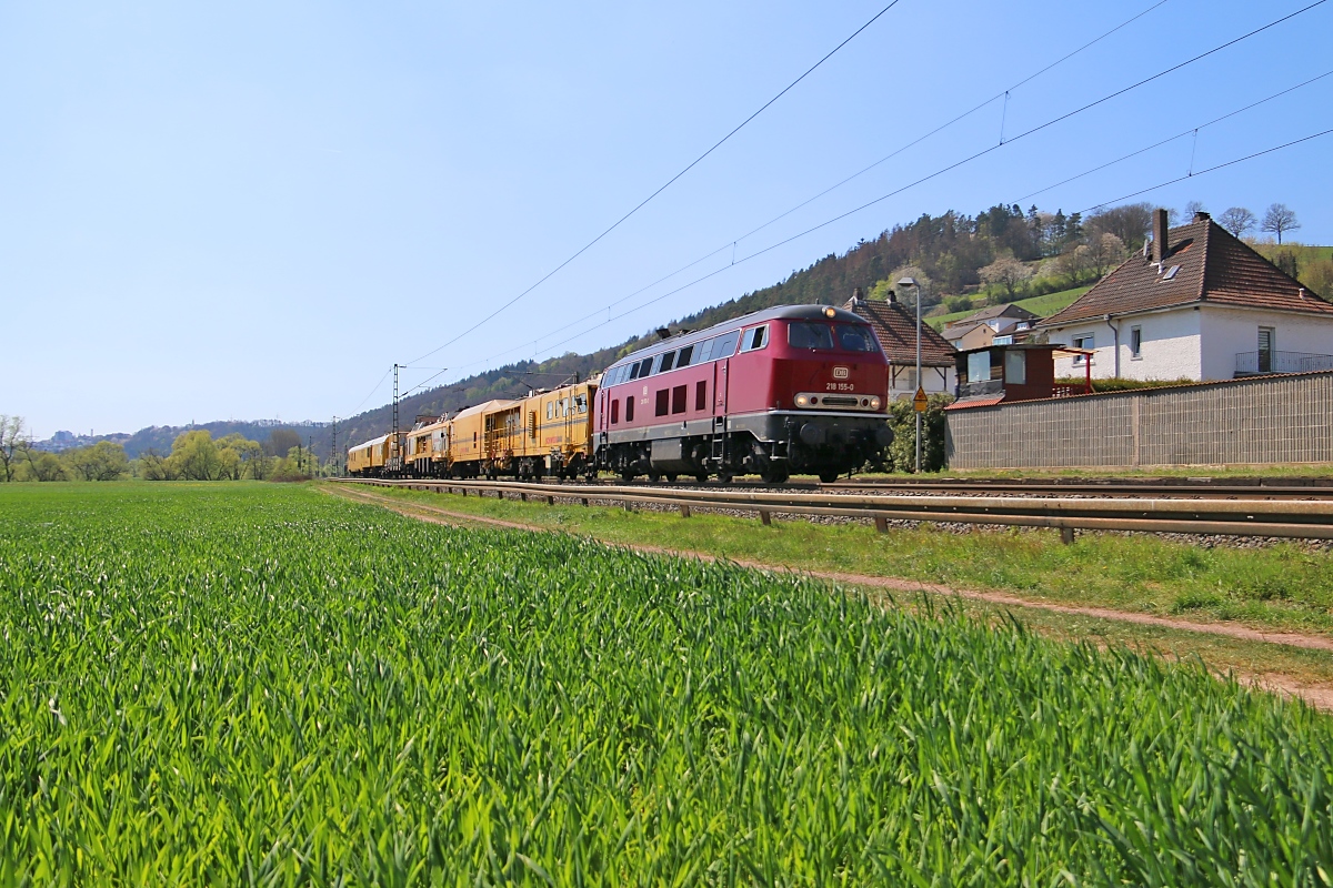 NeSa 218 155 mit Schweerbau-Bauzug in Fahrtrichtung Norden. Aufgenommen am 19.04.2019 in Ludwigsau-Friedlos.