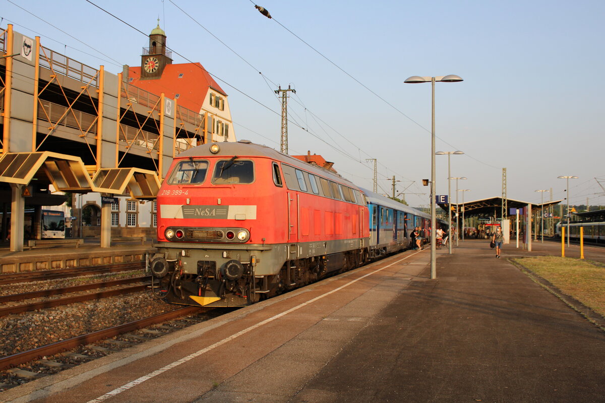 NeSA 218 399-4 steht am 19.06.2022 mit dem SVG FEX-Südbahn beim abendlichen Zwischenhalt in Plochingen zur Fahrt nach Stuttgart Hbf.