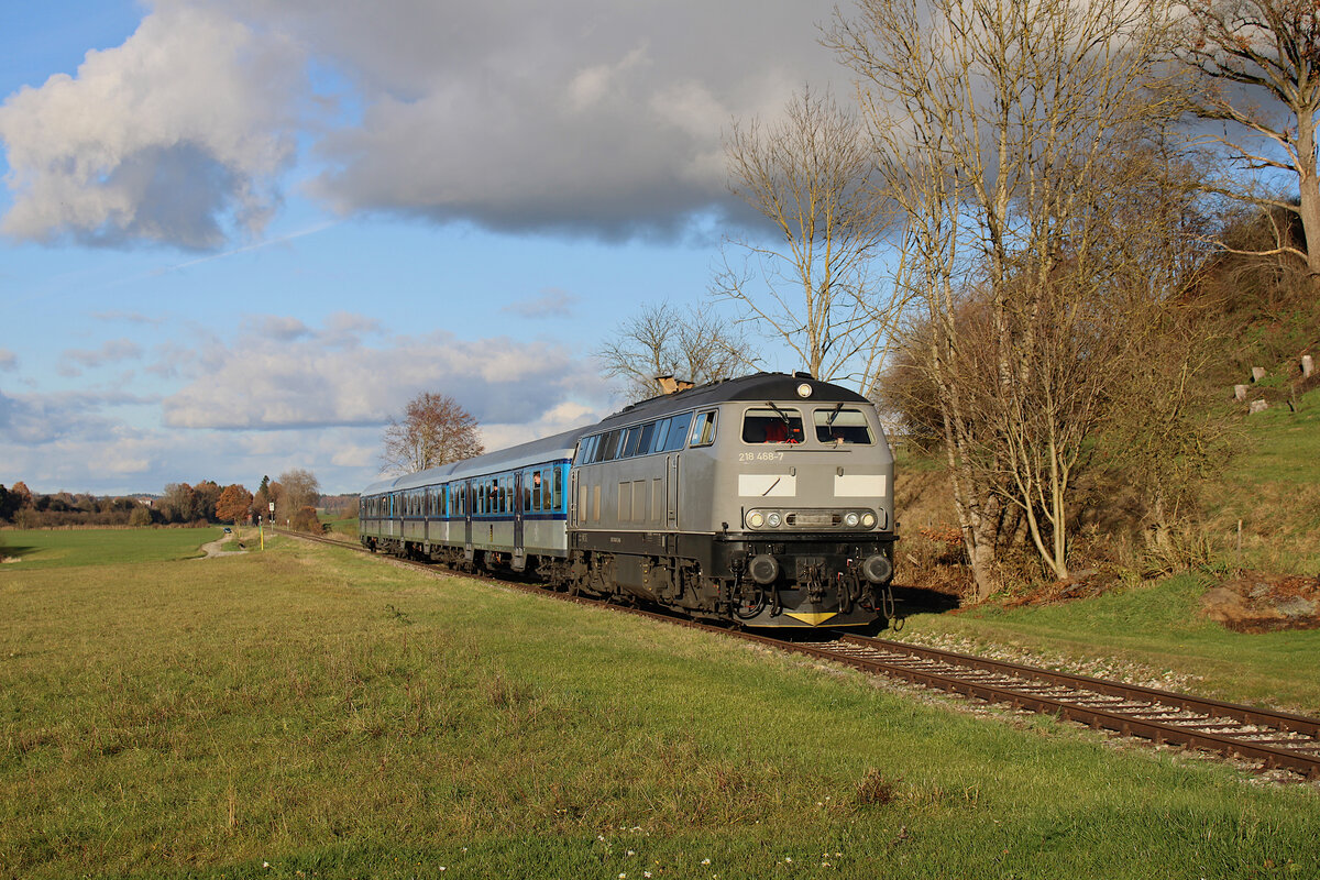 NeSa 218 468-7 erreicht mit ihrem SVG-Adventsonderzug den Haltepunkt Bichtlingen auf der Biberbahn zur Fahrt von Mengen nach Radolfzell. (26.11.2022)