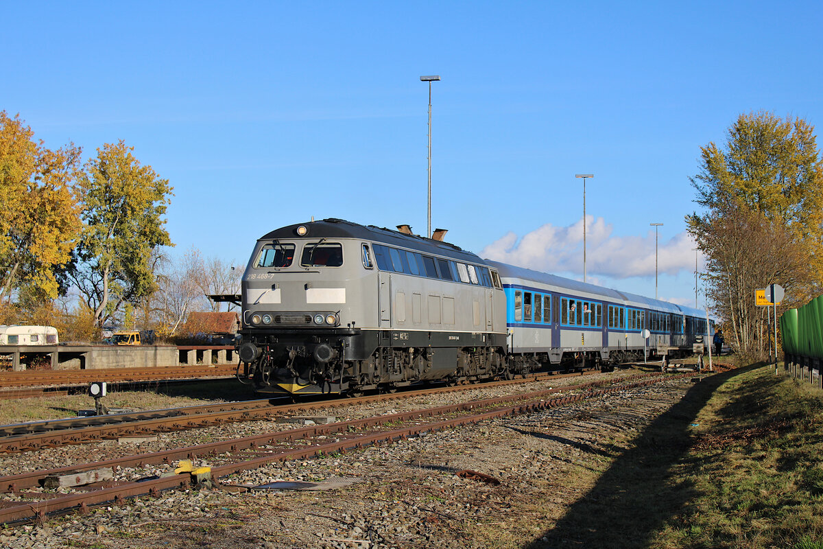 NeSa 218 468-7 verlässt mit einem SVG-Adventsonderzug den Bahnhof Mengen zur Fahrt über die Biberbahn nach Radolfzell. (26.11.2022)