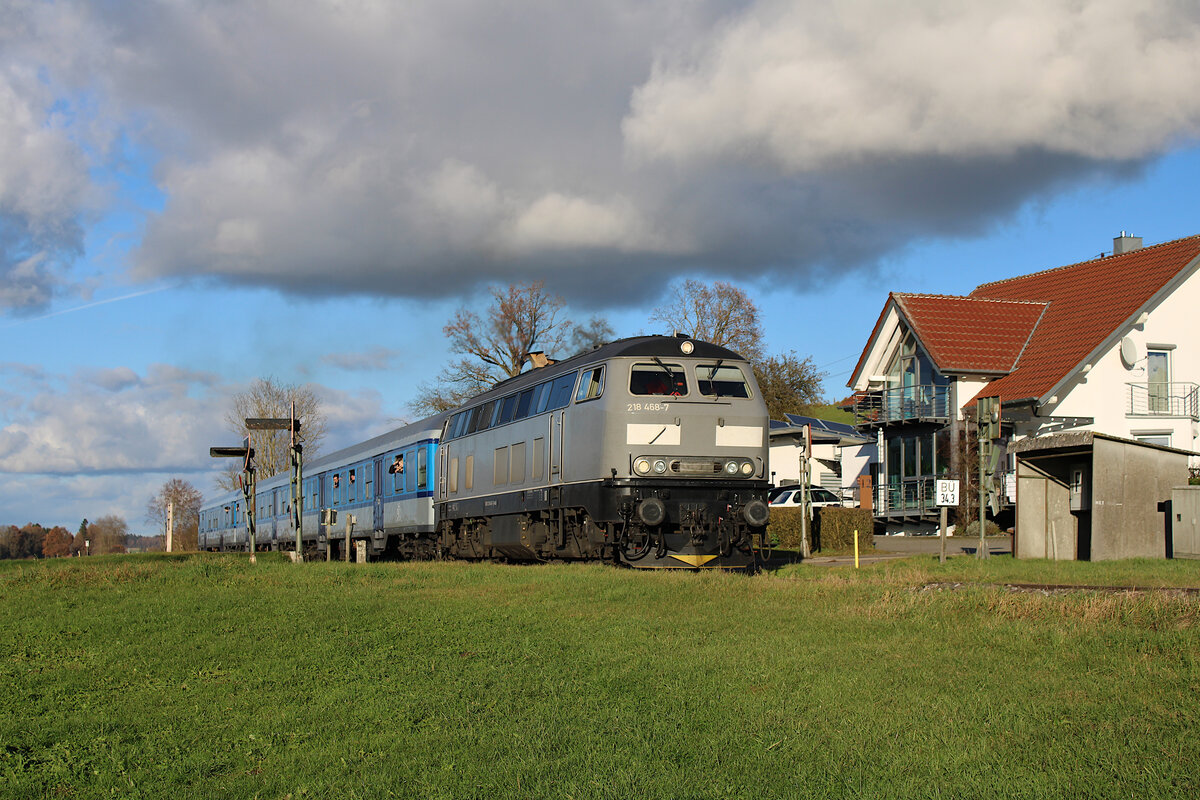 NeSa 218 468-7 verlässt mit ihrem SVG-Adventsonderzug den Haltepunkt Bichtlingen auf der Biberbahn zur Fahrt von Mengen nach Radolfzell. (26.11.2022)