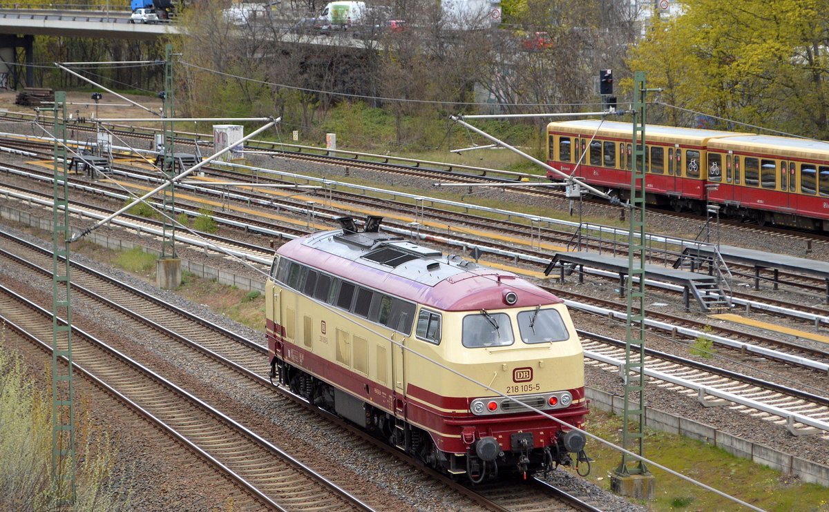 NeSA Eisenbahn-Betriebsgesellschaft Neckar-Schwarzwald-Alb mbH, Rottweil mit ihrer  218 105-5  (NVR:  92 80 1218 105-5 D-NESA ) am 26.04.21 Berliner Innenring Höhe Knobelsdorffbrücke.