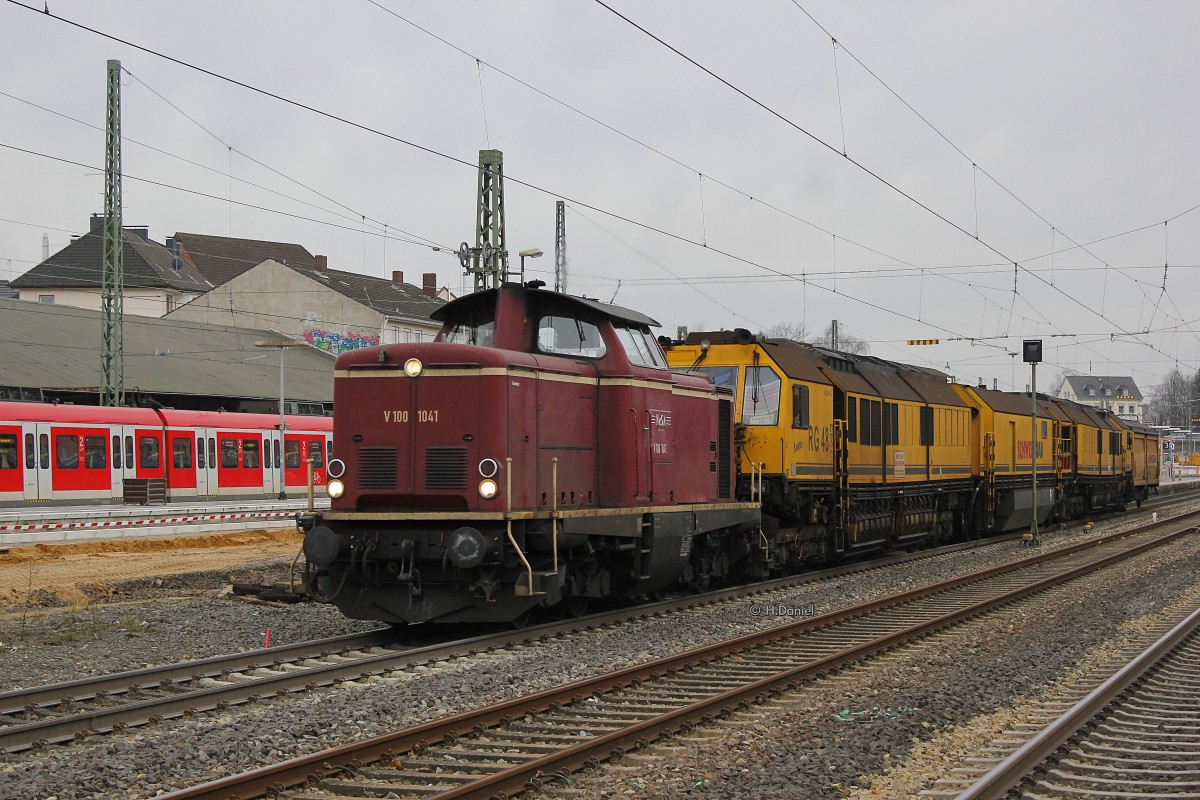 NeSa V100 1041 mit Schleifzug von Schwerbau in Solingen Hbf, Dezember 2015.