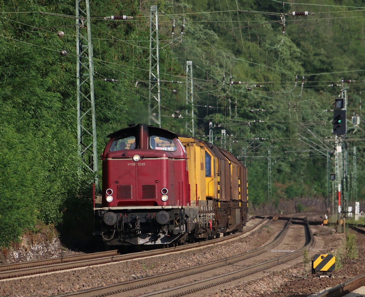 NeSA V100 2335 mit Schleifzug in Fahrtrichtung Koblenz. Aufgenommen in Kaub am Rhein am 17.07.2015.