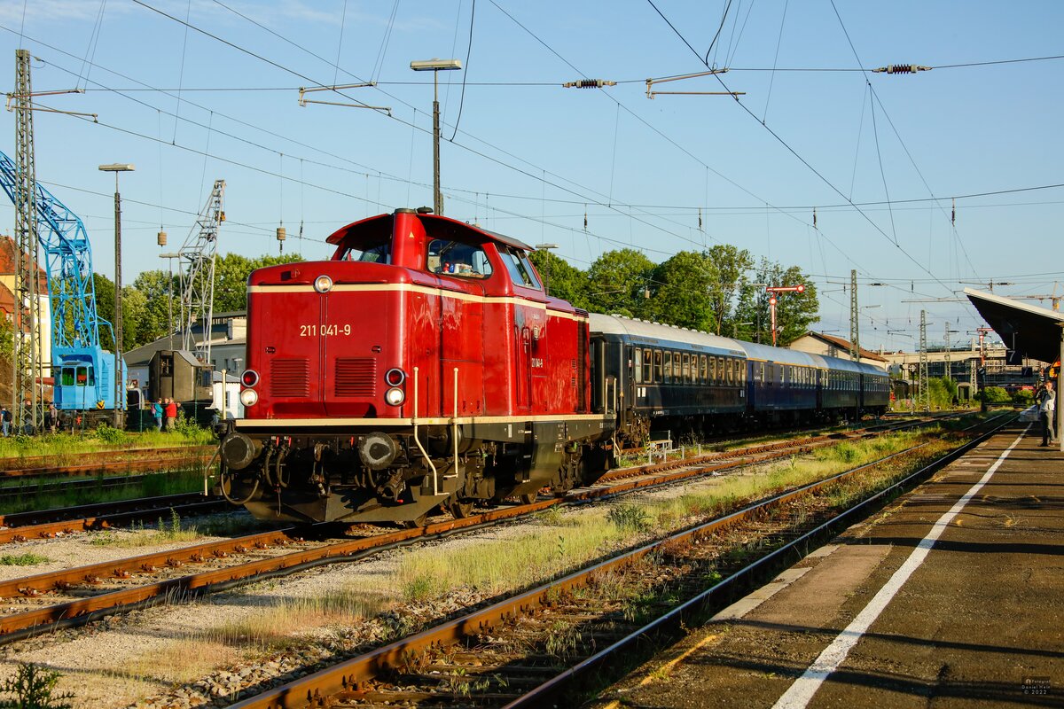 NeSA/DB 211 041-9 im Bahnhof Nördlingen, Mai 2022.